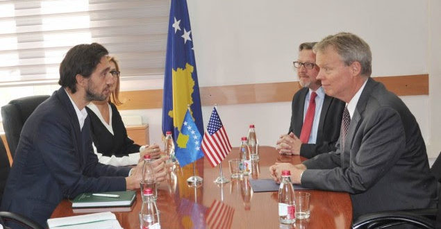Ministri i Shëndetësisë, Uran Ismaili, priti sot në takim ambasadorin e SHBA-së në Kosovë, Greg Delawie