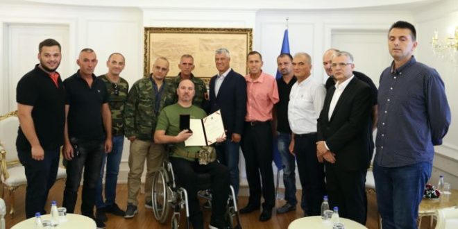 Kryetari Thaçi, ka dekoruar Jetullah Gashin me urdhrin “Heroi i Kosovës” për sakrificën dhe trimërinë e treguar në luftë