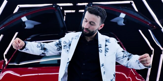 Nora Kalaja: Klement Tinaj lanson këngën e re "Bajzjane" bashkë me videoklip