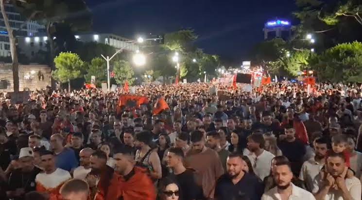 Marrëveshje mes protestuesve dhe Policisë në Tiranë  qytetarët mblidhen para Kryeministrisë