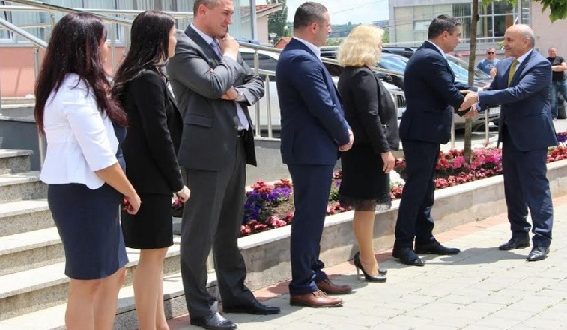 Mustafa ndihet komod nën flamujt e Serbisë në Graçanicë, nuk pyet për flamurin e Kosovës