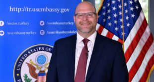 Jeffrey Hovenier pritet që ta zëvendësojë Philip Kosnettin në postin e ambasadorit amerikan në Kosovë