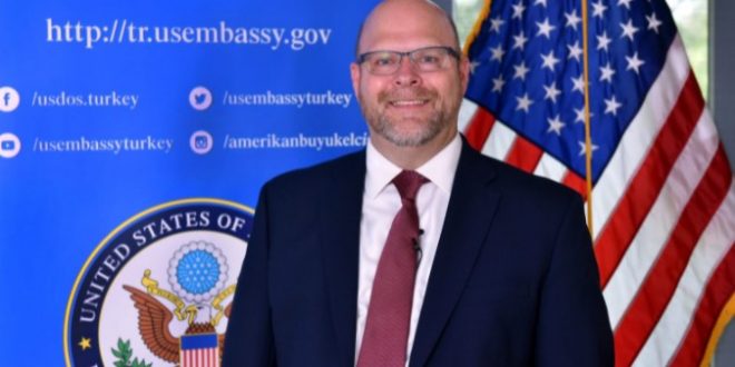 Jeffrey Hovenier pritet që ta zëvendësojë Philip Kosnettin në postin e ambasadorit amerikan në Kosovë