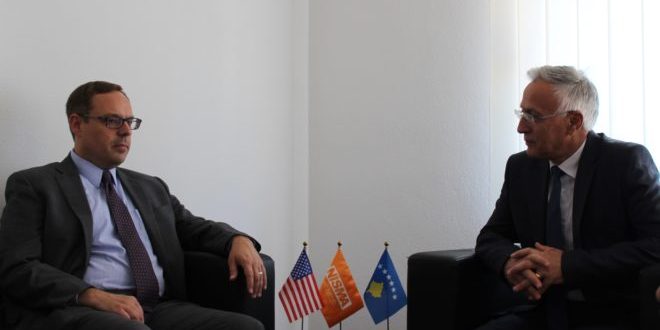 Jakup Krasniqi dhe Skënder Reçica, kanë biseduar me diplomatin amerikan, Stephen Banks
