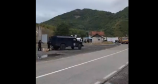 Banorët serbë ende po vazhdojnë të qëndrojnë në pikën kufitare në Jarinje, aty ku po qëndron edhe Policia e Kosovës