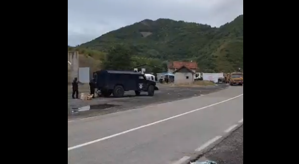 Banorët serbë ende po vazhdojnë të qëndrojnë në pikën kufitare në Jarinje, aty ku po qëndron edhe Policia e Kosovës