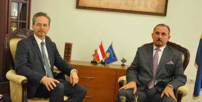 Ministri i Brendshëm, Ekrem Mustafa priti në takim ambasadorin e Austrisë në Kosovë, Gernot Pfandler