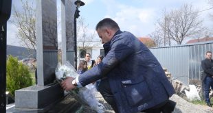 Jashari: Skenderaj dhe Kosova do t’i kujtojnë gjithmonë dëshmorët dhe martirët e kombit, të cilët sakrifikuan jetën për liri