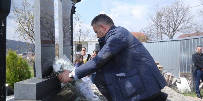 Jashari: Skenderaj dhe Kosova do t’i kujtojnë gjithmonë dëshmorët dhe martirët e kombit, të cilët sakrifikuan jetën për liri