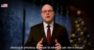 Ambasadori amerikan në Prishtinë, Jeff Hovenier, ka publikuar një video të adresuar në prag të Vitit të Ri 2024