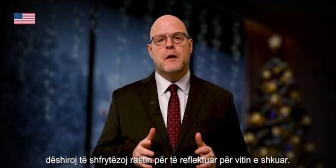 Ambasadori amerikan në Prishtinë, Jeff Hovenier, ka publikuar një video të adresuar në prag të Vitit të Ri 2024
