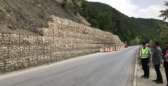 Rruga nacionale Kaçanik- Hani i Elezit vazhdon të mbetet e mbyllur për shkak të vendosjes së trarëve