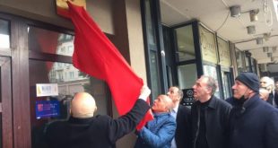 Në banesën e Kadri Limajt, në Prishtinë, u zbulua pllaka përkujtimore e njërës prej bazave më të rëndësishme të UÇK-së