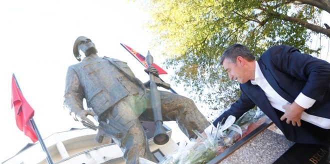 Kryetari Veseli bëri homazhe dhe vendosi kurora lulesh te varrezat e dëshmorët Ferki Aliu dhe Sadik Bega