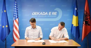 Partia Demokratike e Kosovës dhe Lëvizja për Bashkim nënshkruan marrëveshje koalicioni për zgjedhjet e 6 Tetorit