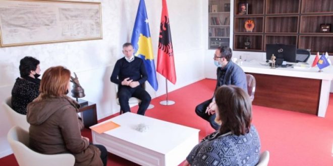 Kryetari i Partisë Demokratike të Kosovës, Kadri Veseli, priti në takim udhëheqëset e Shoqatës së Grave të Dëshmorëve