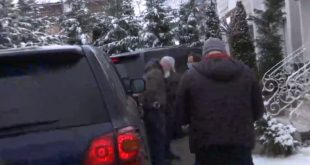 Nën masa të rrepta të sigurisë, nga Burgu i Hagës ka arritur në shtëpinë e tij, ish-kryekuvendari i Kosovës, Kadri Veseli