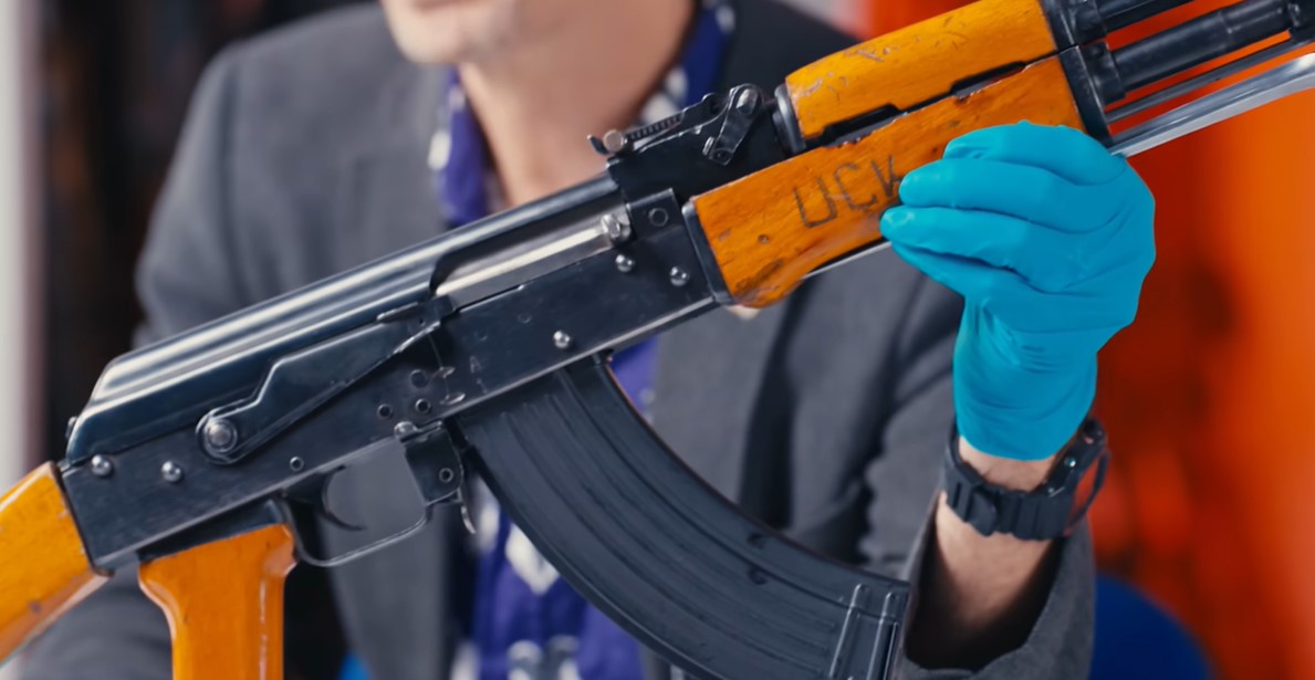 Nga fronti i lirisë në piedestalin botëror  Kallashnikovi i UÇK së bëhet pjesë e  Imperial War Museum  në Londër 