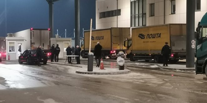 Mbrëmë në Merdare, Policia ka ndalur një zyrtar serb i autorizuar për Referendumin, si dhe janë ndaluar dy kamionë me materiale