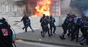 Zjarrëvënësit e opozitës kanë hedhur bomba molotov edhe në godinën e Kuvendit