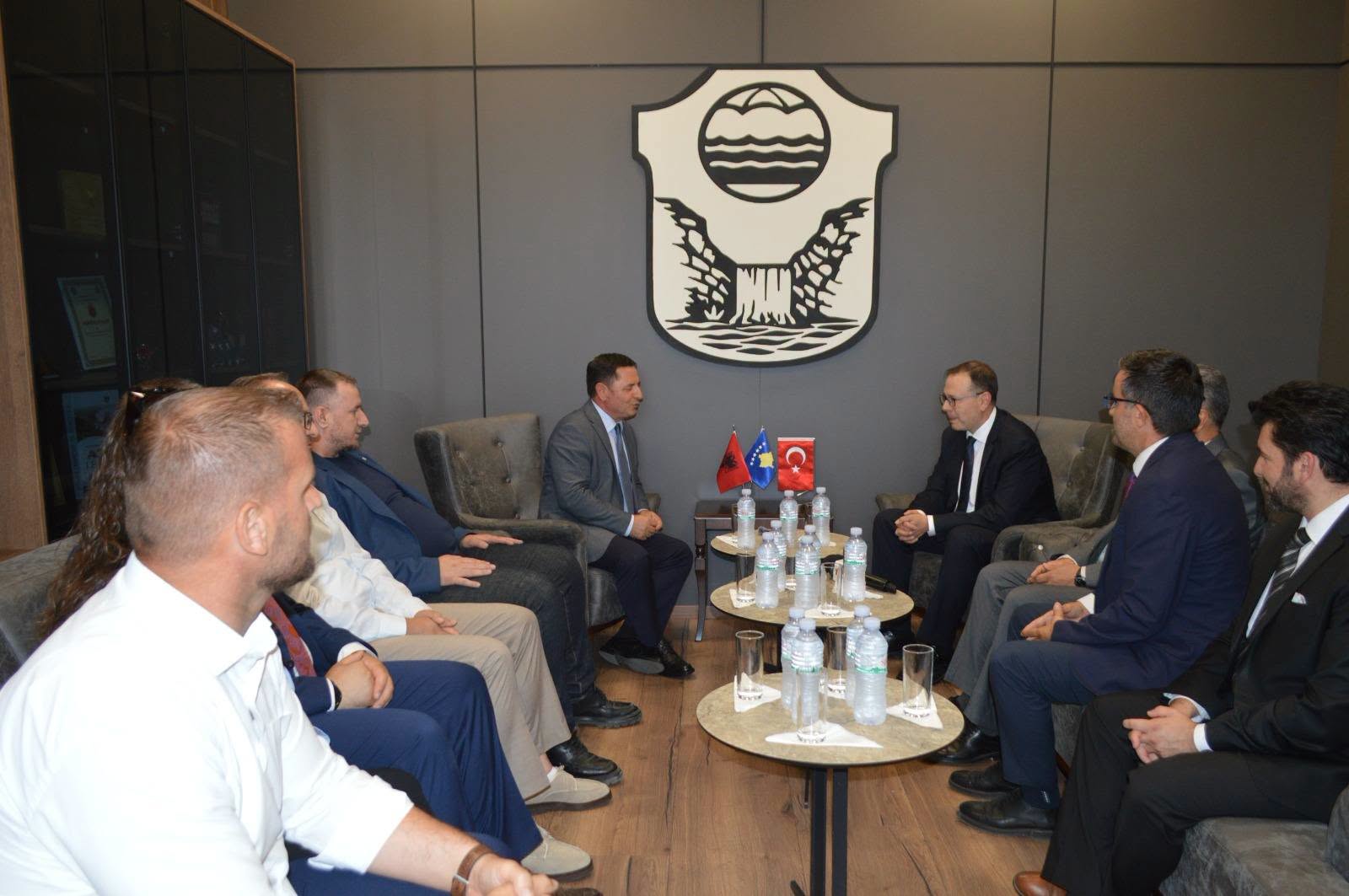 Kryetari Kastrati priti në takim ambasadorin e Turqisë në Kosovë  Sabri Tunç Angili