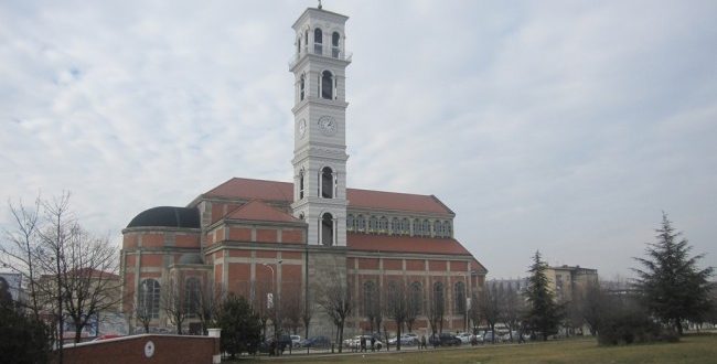 Partitë politike, institucionet, klerikët urojnë besimtarët katolikë për festën tradicionale të Krishtlindjeve