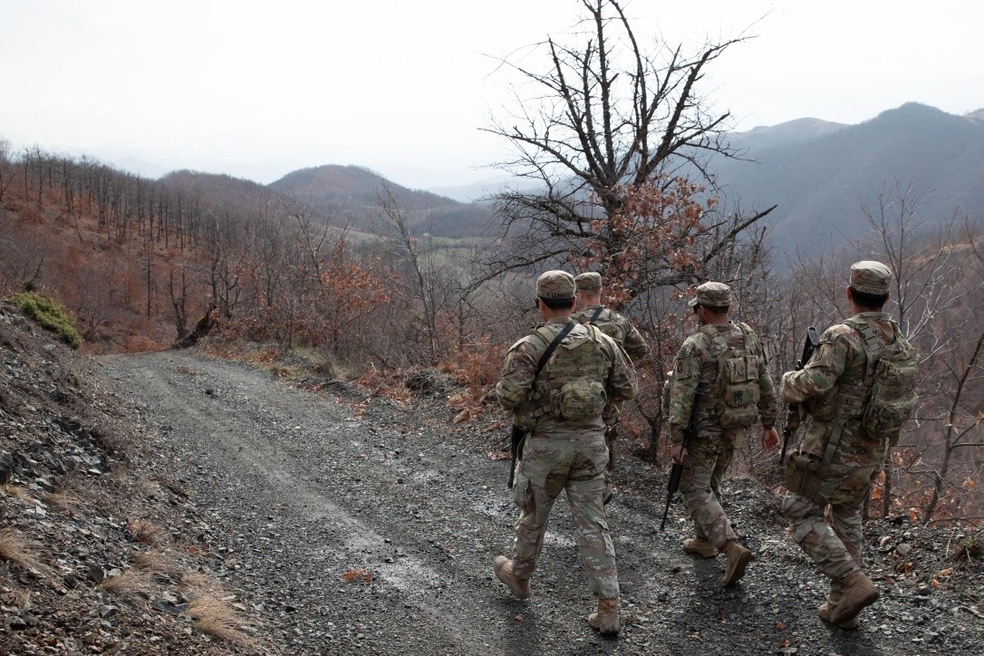 Ushtarët amerikanë patrullojnë kufirin e Kosovës  KFOR  garantues i sigurisë dhe lirisë së lëvizjes