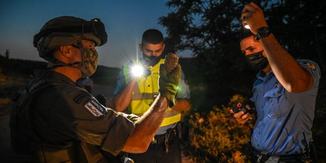 Misioni paqeruajtës i NATO-s në Kosovë i shton patrullimet përgjatë rrugëve kryesore në pikat kufitare në veri