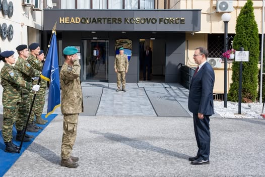 Komandanti i KFOR it pret në takim lamtumirës ambasadorin e Turqisë