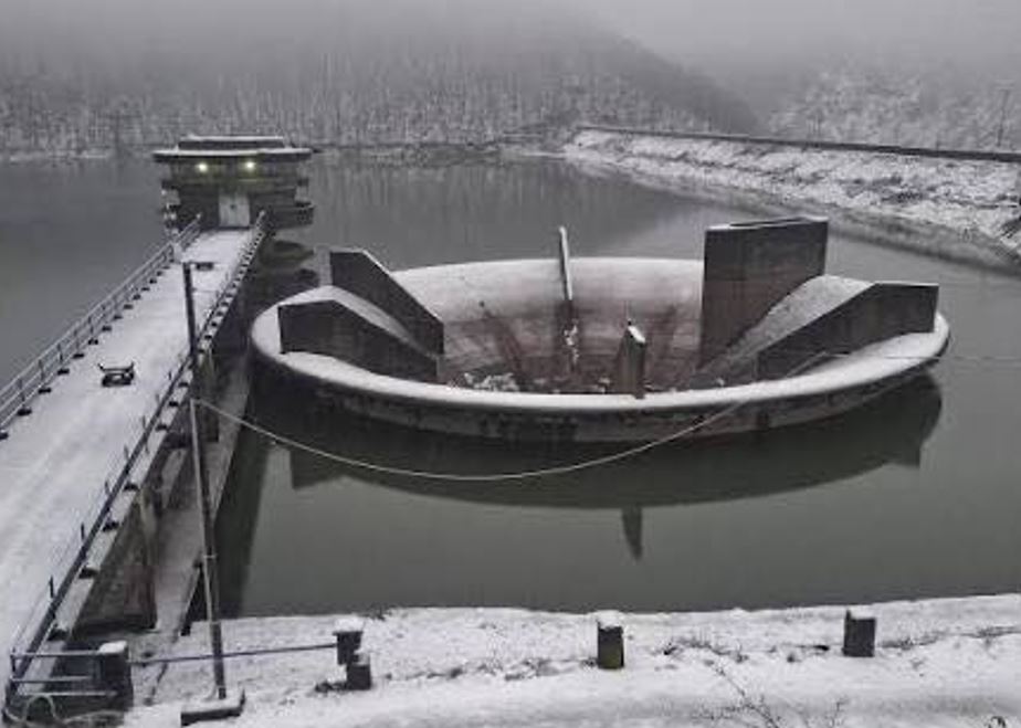 Rritet niveli i ujit në Batllavë dhe Badoc pas reshjeve të fundit