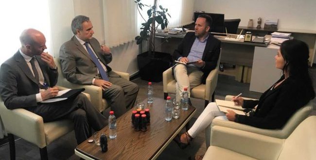 Kryetari i OEK-ut, Berat Rukiqi priti në takim kortezie ambasadorin e Italisë në Kosovë, Piero Cristoforo Sard