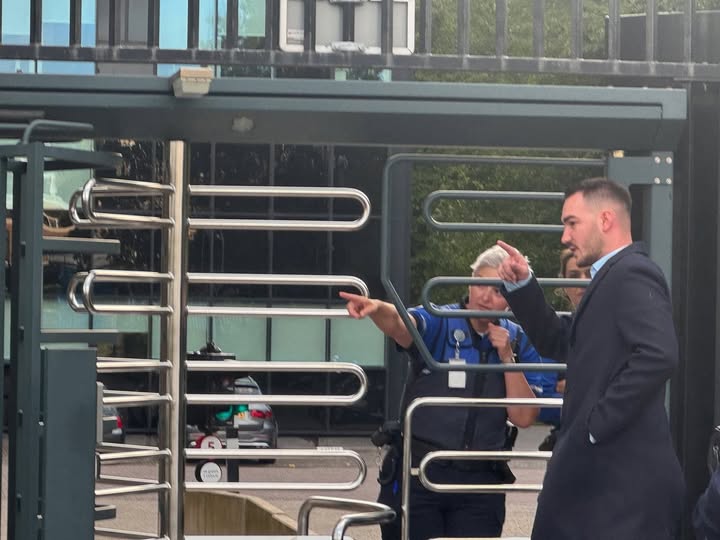 Klestori  djali i Kadri Veselit ndjek nga afër seancën në Hagë