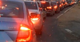 Krijohen kolona të gjata në pikat kufitare, pasi mërgimtarët kanë fillur të kthehen në vendet ku ata jetojnë dhe punojnë