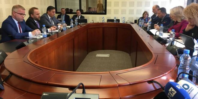 Ministri i Drejtësisë, Abelard Tahiri, raporton në Komisionin për Integrime Evropiane për zbatimin e MSA-së dhe ERA-së