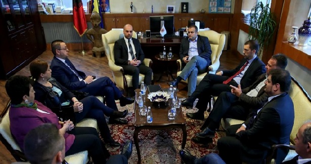 Ahmeti priti një delegacion të deputetëve serbë