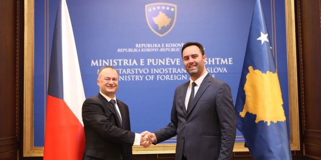 Ministri Konjufca e pret në takim shefin e Ambasadës së Republikës së Çekisë në Prishtinë, Pavel Bilek