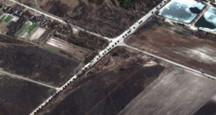 Një kolonë me automjete ushtarake ruse e drejtuar për në Kiev të Ukrainës vlerësohet të jetë 64 kilometra e gjatë