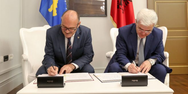 Ministrat Gashi e Xhafaj nënshkruan marrëveshje bashkëpunimi në mes Kosovës dhe Shqipërisë