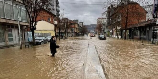 Qeveria ka bërë të ditur se përballja me përmbytjet e shkaktuara nga reshjet atmosferike po vazhdon edhe sot