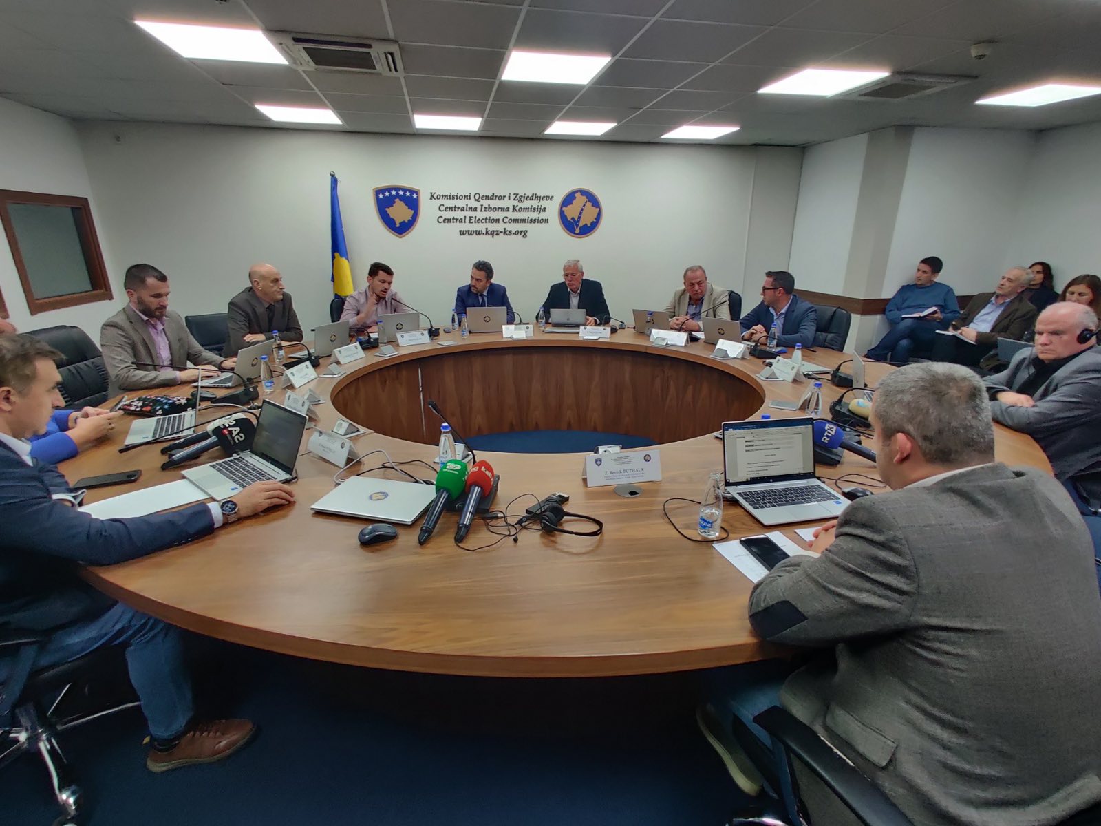 Përplasje në KQZ  PDK ja kushtëzon miratimin e buxhetit me amendamentin për fletëvotimet e diasporës