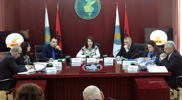 Zgjedhjet në Shqipëri: KQZ-ja do të ndajë fondin për partitë politike