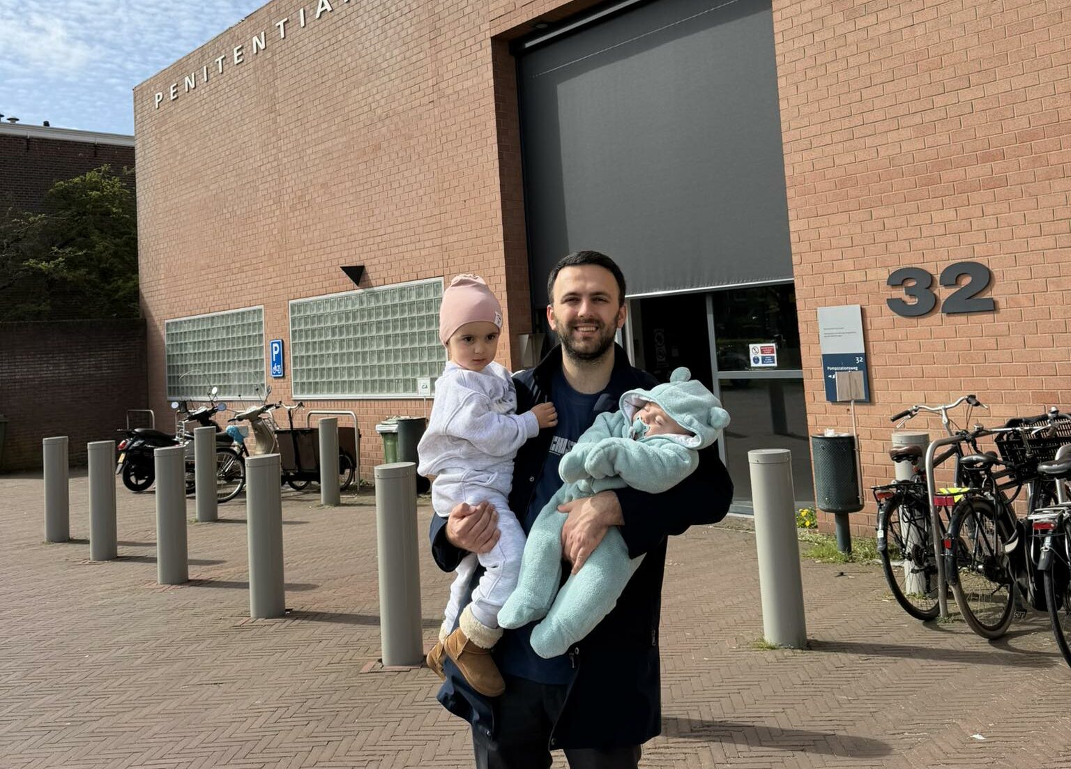 Jakup Krasniqi takon për herë të parë nipin në Hagë