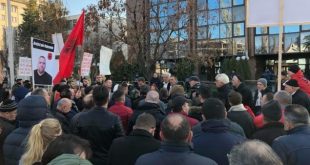 Pasi ka filluar mbledhja e përbashkët e dy qeverive, në Pejë, të pranishëm ishin edhe familjarët e grupit “Kumanova”