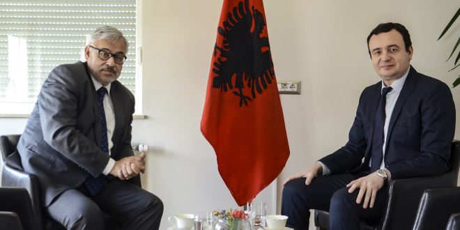Kryetari i Vetëvendosje, Albin Kurti, ka pritur sot në një takim ambasadorin e Zvicrës, Jean-Hubert Lebet