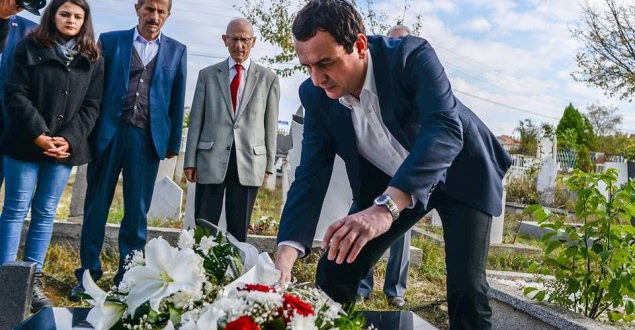 Deputeti Albin Kurti me një delegacion të Vetëvendosjes kanë bërë homazhe të varri i ish-rektorit Ejup Statovci