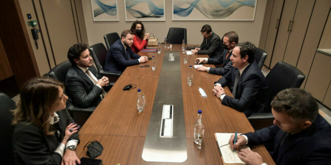 Kryeministri Kurti u takua në Shkup me kryeministrin në detyrë të Malit të Zi, Dritan Abazoviq