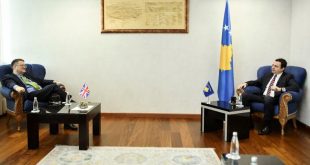Kurti e pret në takim ambasadorin britanez në Kosovë, Abbott, bisedojnë për situatën e kijuar nga COVID19