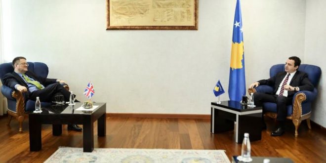 Kurti e pret në takim ambasadorin britanez në Kosovë, Abbott, bisedojnë për situatën e kijuar nga COVID19