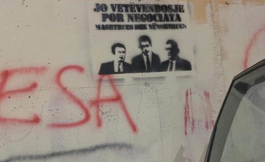 Grafite të shumta janë vendosur në pjesë të ndryshme të qytetit të Lipjanit me foto të Gjuriqit dhe Sveçlës