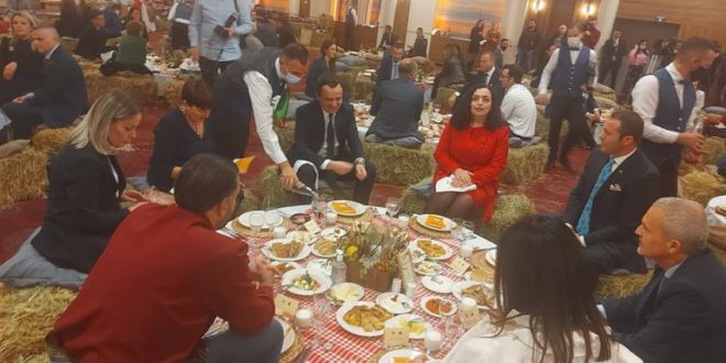 Kryetari i Gastronomëve, Petrit Kllokoqi ka reaguar pas publikimi të fotografive nga e ashtuquajtura, “Darkë e Lamës”